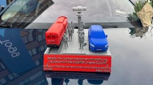 Almanya'da ilk teslimatlarn gerekletiren TOGG'un yetkililerine '1961 g ve gelecein mobilitesi' srprizi