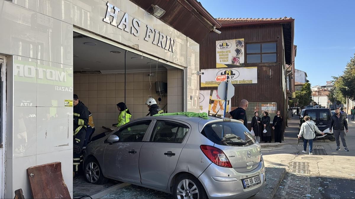 Direksiyon hakimiyetini kaybetti frna girdi: 4 yaral