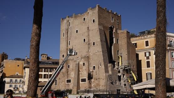 İtalya'da restorasyondaki tarihi kule çöktü: 3 yaralı