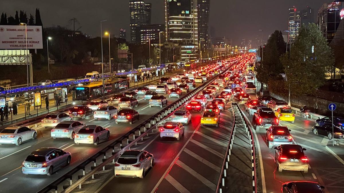 İstanbul'da trafik yine kilit! Yoğunluk yüzde 83'e ulaştı