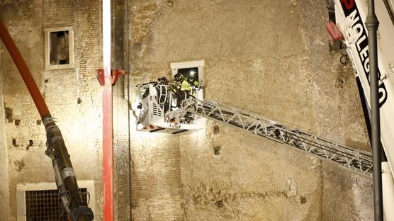 Roma'da tarihi kule çöktü: Kötü haber geldi