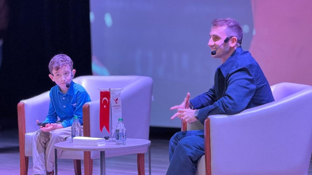 Kerem Aktrkolu, ilkokul rencisi Aras aml'nn bakanlk vaadini yerine getirdi