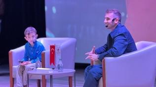 Kerem Aktürkoğlu, ilkokul öğrencisi Aras Şamlı'nın vaadini yerine getirdi