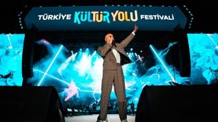 Antalya Kültür Yolu Festivali'nde Soner Sarıkabadayı sahneye çıktı!