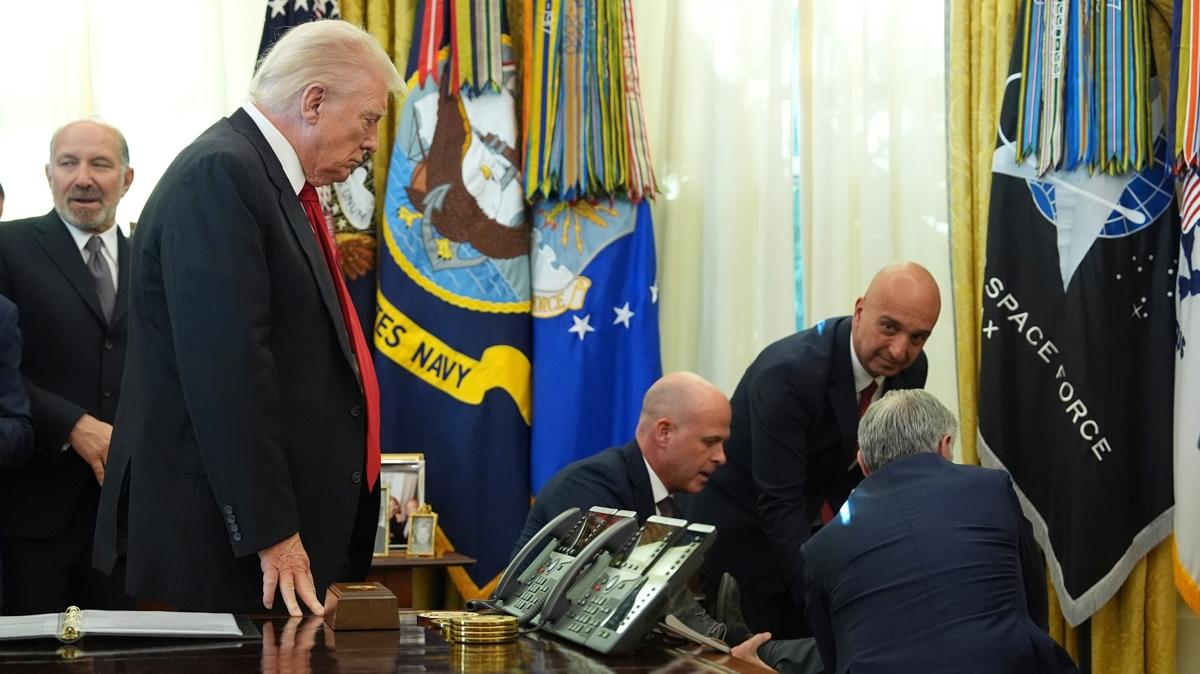 Beyaz Saray'da panik anları! Canlı yayını kesip herkesi dışarı çıkardılar