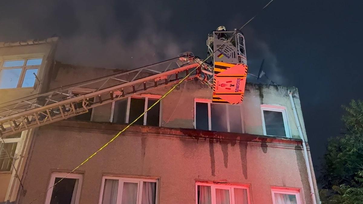 Fatih'te yangın paniği... Apartmanın çatısı yandı