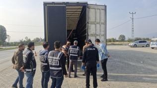 Tırın dorsesinden 11 göçmen çıktı
