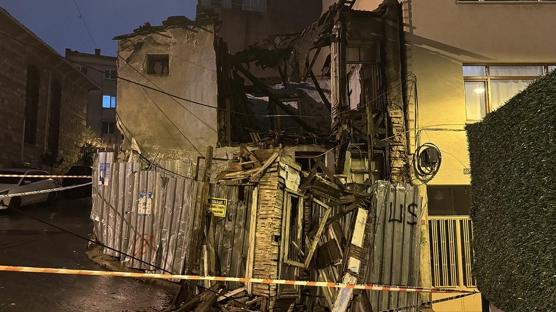 Beyoğlu'nda metruk bina çöktü: Ekipler olay yerinde