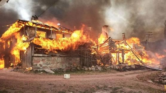 Sır çözülmeyi bekliyor! Kendine kendine yanan ev dualarla söndü