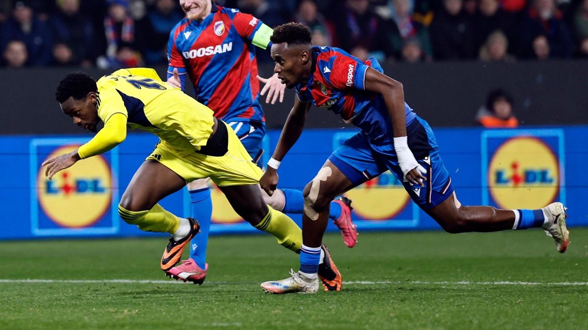Viktoria Plzen - Fenerbahe mana damga vuran karar! Hakem izledi, penalty vermedi