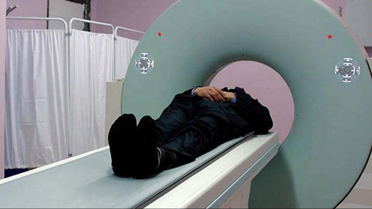 zmir'de trajikomik olay: Hastay MR cihaznda unuttu