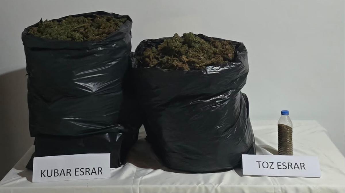 Jandarmadan nokta operasyon: Topran altnda kilolarca esrar karld