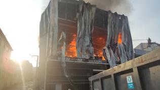 Parfüm deposunda korkutan yangın