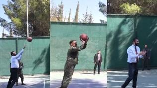 Diplomasi sahada: Şara, ABD generalleriyle basketbol oynadı