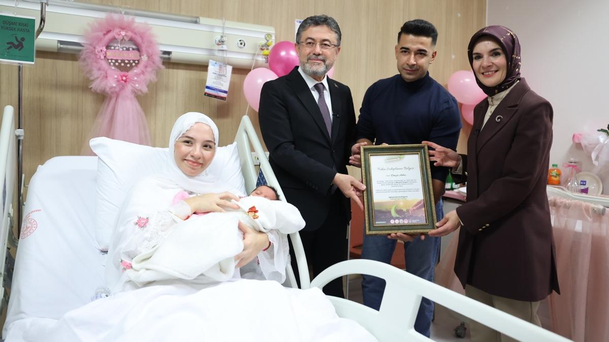 Her yeni doan bebek ve yeni evli ift adna bir fidan