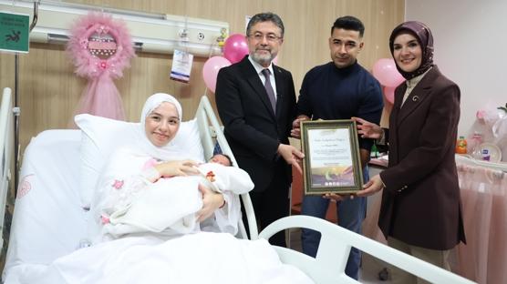 Her yeni doğan bebek ve yeni evli çift adına bir fidan