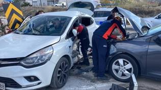 Karabük'te iki otomobil çarpıştı: 7 yaralı