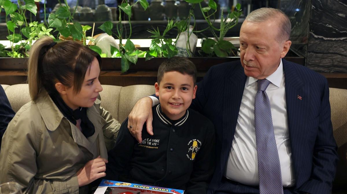 Cumhurbakan Erdoan'a sevgi seli... Vatandalarla sohbet etti