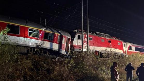 İki tren çarpıştı! Onlarca yolcu yaralı