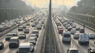 stanbul haftaya trafikle uyand! Onarm almalar srcleri ldrtt