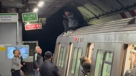 İstanbul'da ilginç anlar... Bir genç metronun üzerine çıktı