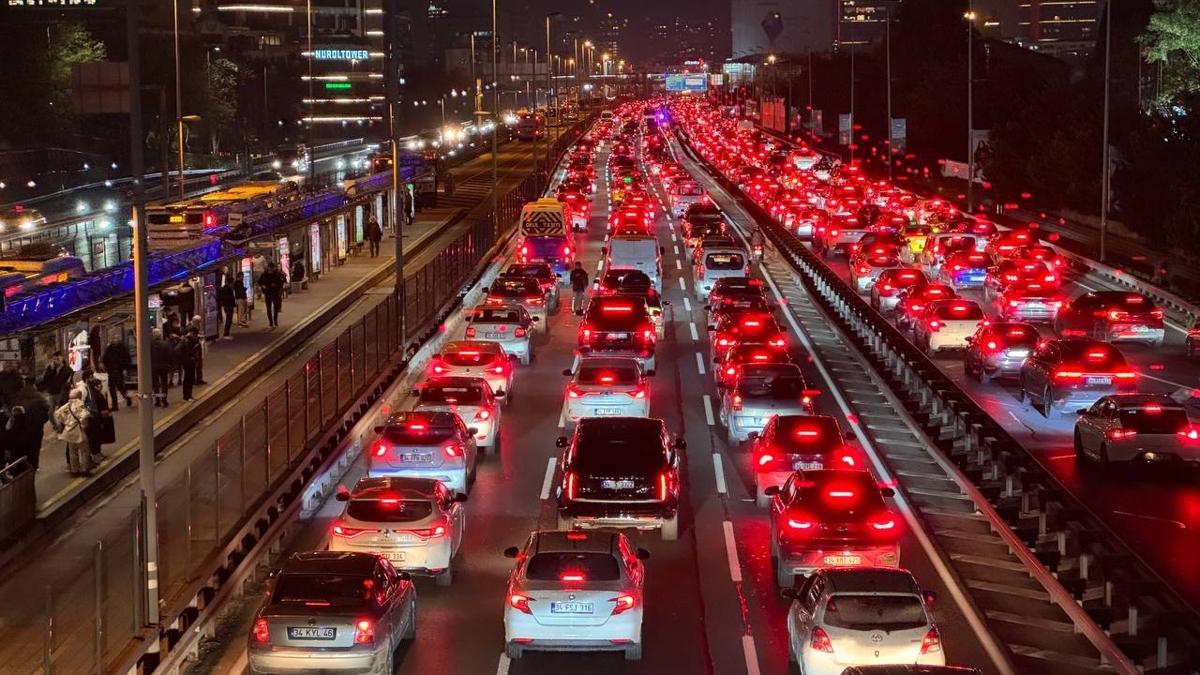 stanbul'da trafik ilesi... Younluk yzde 81'e kt