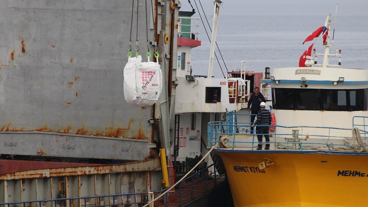 Kocaeli'de karaya oturan gemide sznt nlemi alnd: 2 bin ton yk tahliye ediliyor