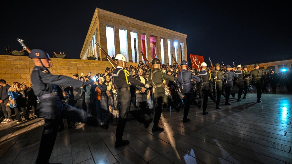 10 Kasm'da 1 milyondan fazla kii Antkabir'e akn etti 