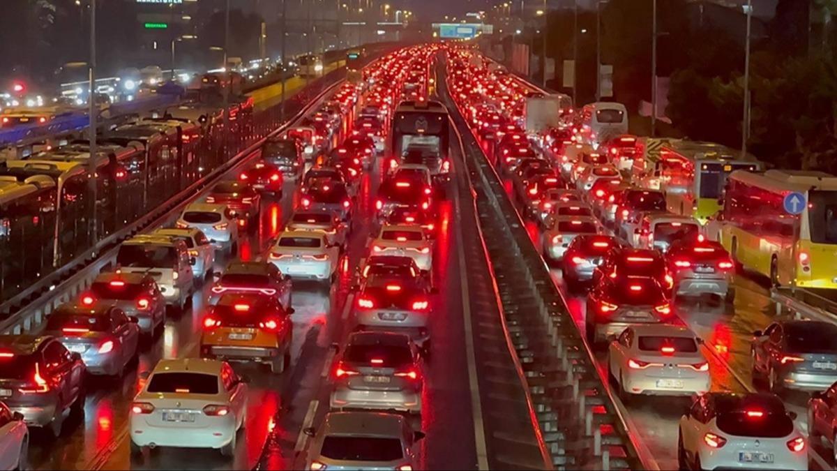 stanbul'da trafik yine kilit! Younluk yzde 90'a yaklat 