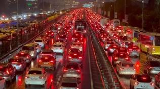 stanbul'da trafik yine kilit! Younluk yzde 90'a yaklat