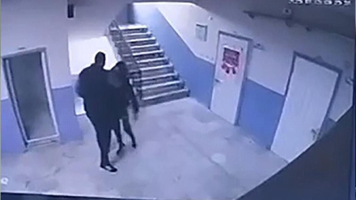 Vicdansz mdrden otizmli renciye saldr... Merdivenden aa itti