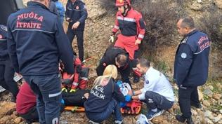 Mula'da korkun kaza! Yolcu minibs arampole devrildi