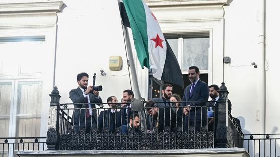 12 yl sonra bir ilk gerekleti: Suriye bayra, Londra'da gndere ekildi