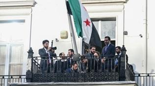 12 yl sonra bir ilk gerekleti: Suriye bayra, Londra'da gndere ekildi