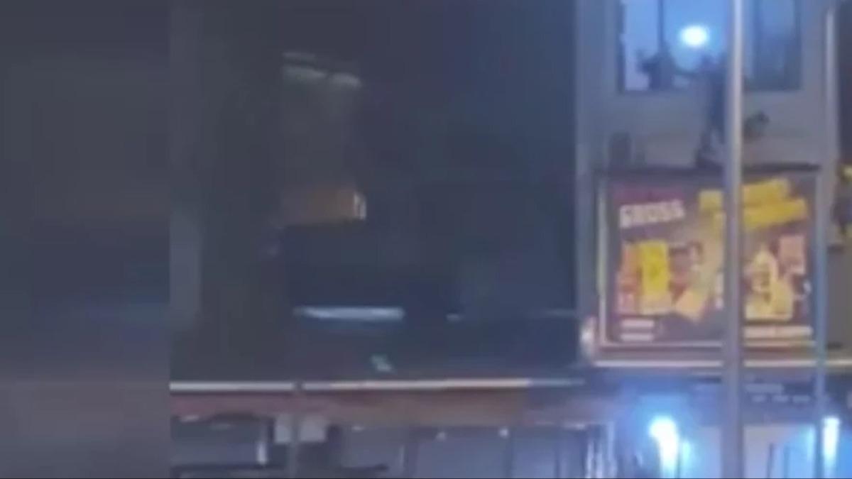 stanbul'da dehet anlar! Darbettii komusunu pencereden att