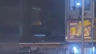 stanbul'da dehet anlar! Darbettii komusunu pencereden att