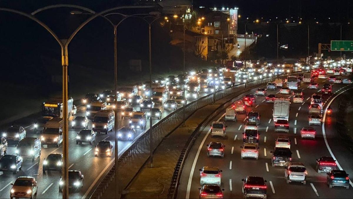 stanbul'da trafik yine kilit! Aralar glkle ilerledi
