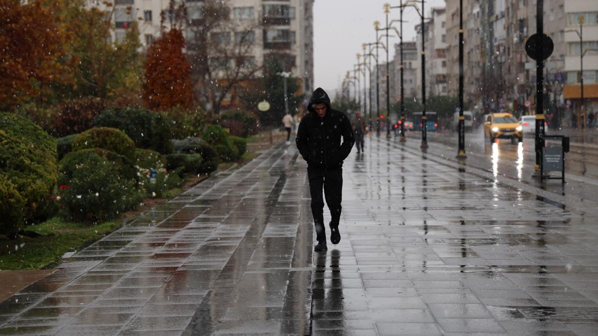 Bakanlktan sar kodlu uyar: Kuvvetli saanak geliyor 