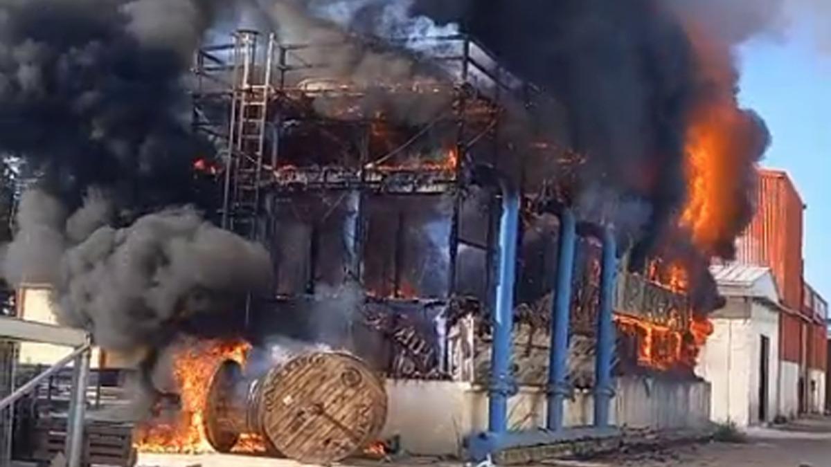 Sala fabrikasnda yangn panii! Soutma paneli alev ald