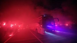 Milliler, meşaleler eşliğinde stada girdi