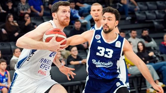 Anadolu Efes evinde mağlup