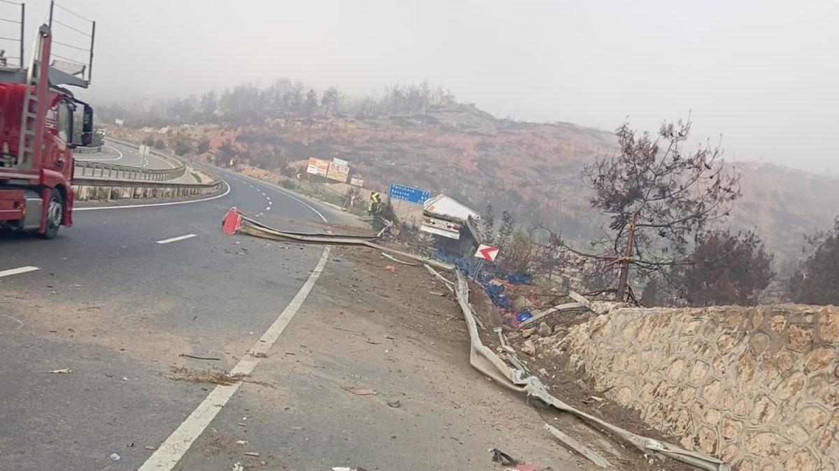 Bilecik'te sebze yüklü tır devrildi: 1 yaralı