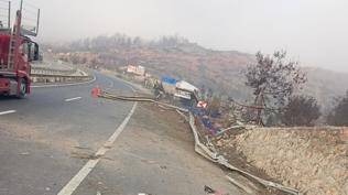 Bilecik'te sebze yüklü tır devrildi: 1 yaralı