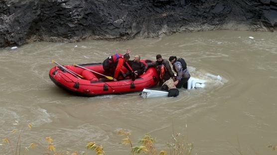 Hakkari'de pikap Zap Suyu'na düştü: 2 can kaybı