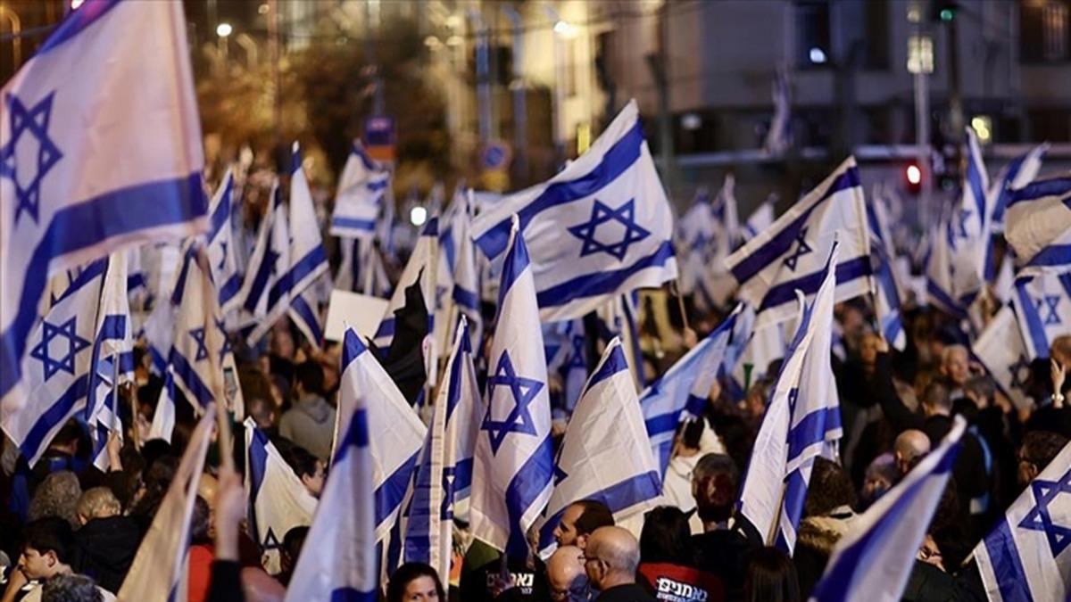 srailliler, hkmetin 7 Ekim'deki baarszlklarnn aratrlmas iin komisyon kurulmas talebiyle gsteri dzenledi