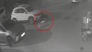 3 ayda 2 kez oldu! Sokak köpekleri arabasını parçaladı