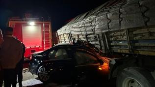 Afyonkarahisar'da otomobil tıra çarptı: 2 can kaybı