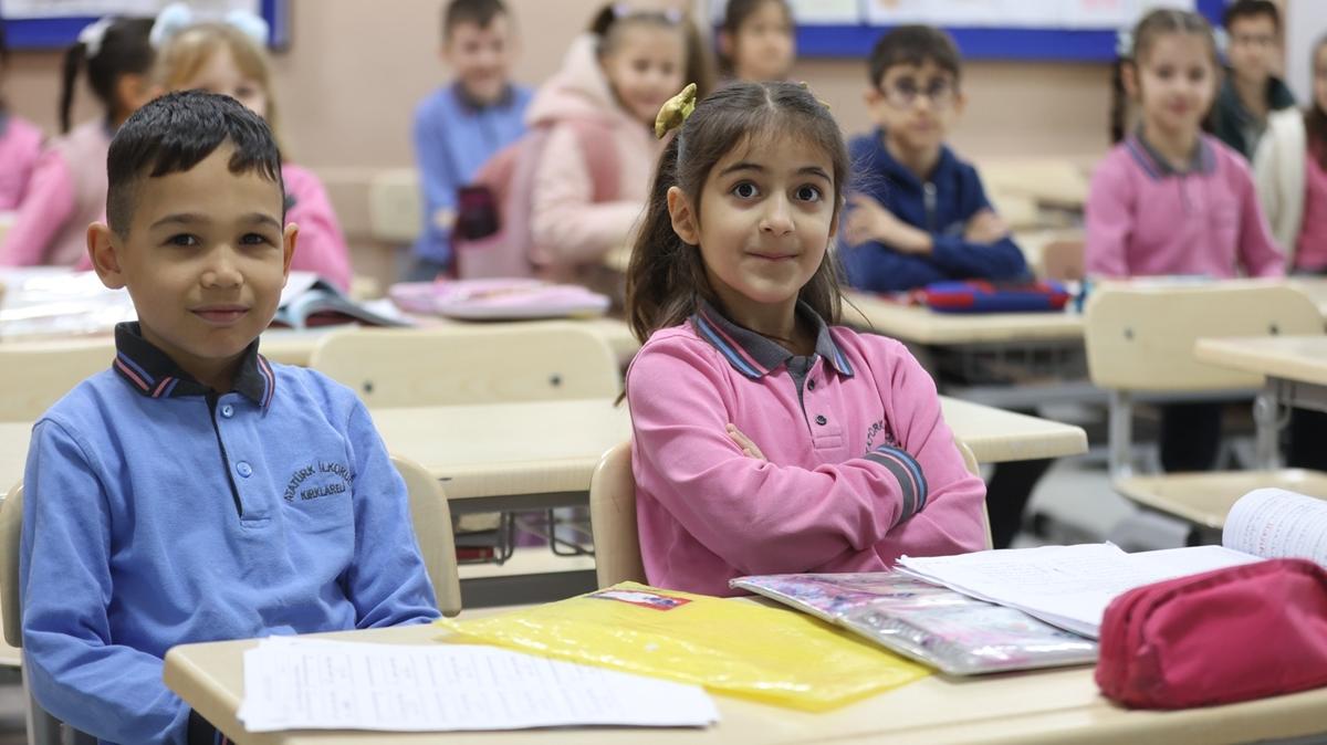 Ara tatil sona erdi! Milyonlarca renci iin ilk ders zili ald