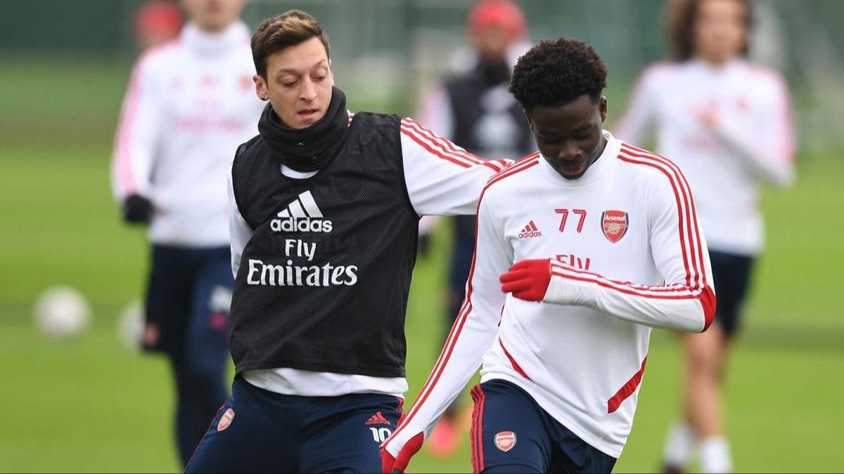 Bukayo Saka'dan Mesut zil'e vg