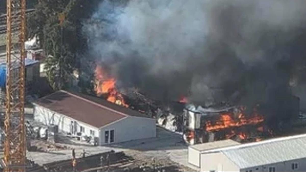 İzmir'de inşaat şantiyesinde korkutan yangın: Alevler konteynerlere sıçradı